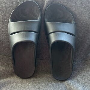 OOFOS Men's Dark Slide Sandals M10 / W12